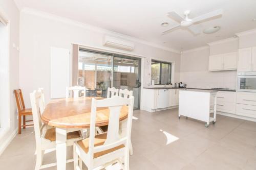 Villa on Rosemary - Walk to CBD, Cosy & Private, Orange (zdjęcie 8)