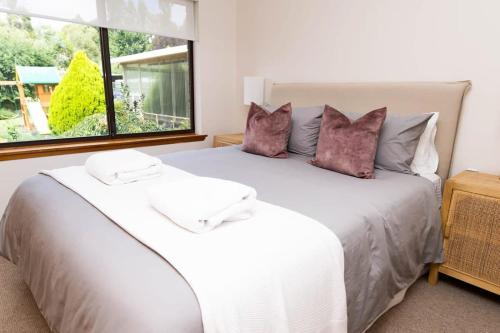 Karimi House - Spacious, EV Plug, Sleeps 10 - Tap to explore photos