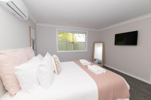Villa on Matthews - Modern & Cosy, Escape for 2 - Tap to explore photos