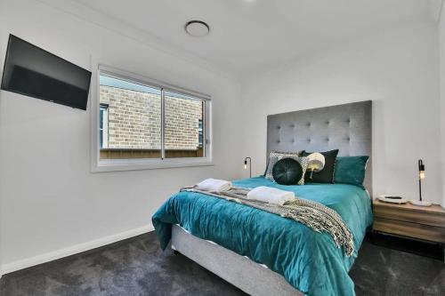 Hideaway on Curran - Modern & Comfy Retreat in CBD Firepit, Orange (photo 3)