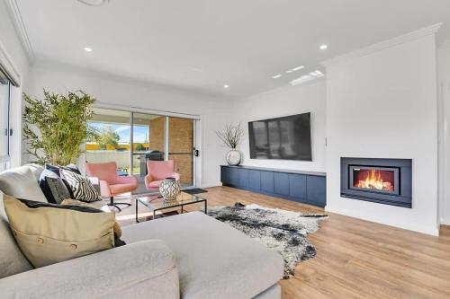 Hideaway on Curran - Modern & Comfy Retreat in CBD Firepit, Orange (photo 8)