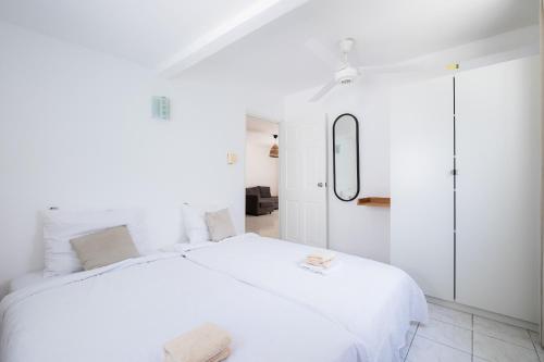 Three-Bedroom Apartment room in Apartment Medi - Cas Grandi