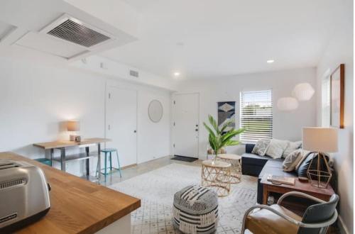River Breeze Quiet & Modern Black Pearl Apartment thumb 2