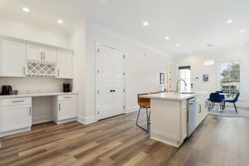 Stunning Luxury Home 2 Blocks From Streetcar