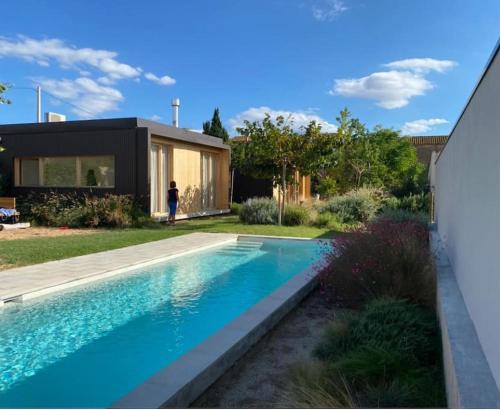 Casa de diseño con piscina en Girona.