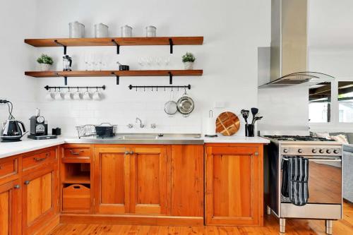Oasis on Warrendine, Sleek & Stylish, Free Wi-Fi, Ориндж (фото 7)