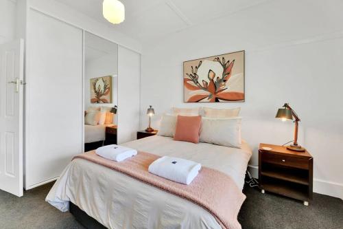 Oasis on Warrendine, Sleek & Stylish, Free Wi-Fi, Ориндж (фото 8)
