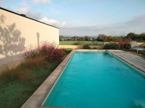Casa de diseño con piscina en Girona.