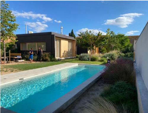 Casa de diseño con piscina en Girona.