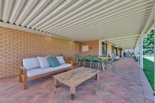 Narambla Estate - Rural Retreat, Luxe Hideaway in Clifton Grove