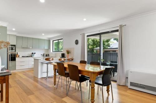 Anson Abode - CBD Home, Modern Sophistication - Tap to explore photos