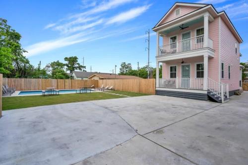 Elegant 4bd with Pool and Off Street Parking