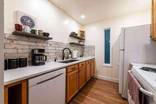 Fall Getaway in Cozy 2BR near Old Town Lafayette in Lafayette, USA