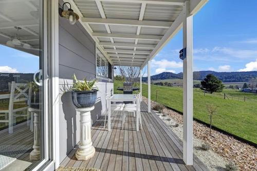 Towac Cabin 3- Hamptons Luxury, Breathtaking Views in Canobolas