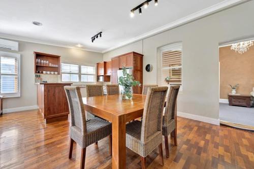 Heritage Charm On Hill - Tree-lined Walk To Town - Orange
