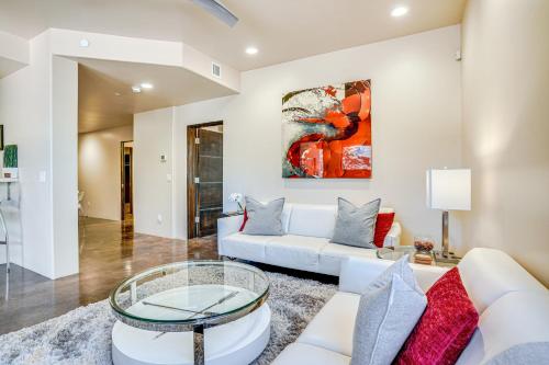Modern Sedona Studio with Patio Walk to Trails! - image 10