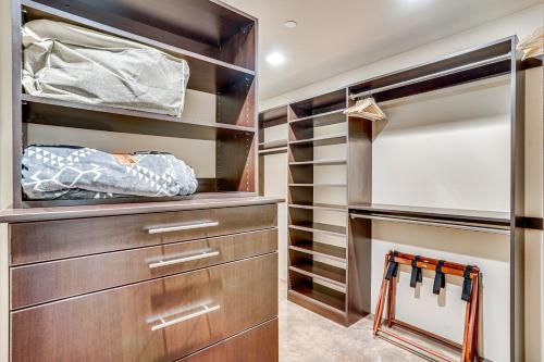 Modern Sedona Studio with Patio Walk to Trails! - image 13