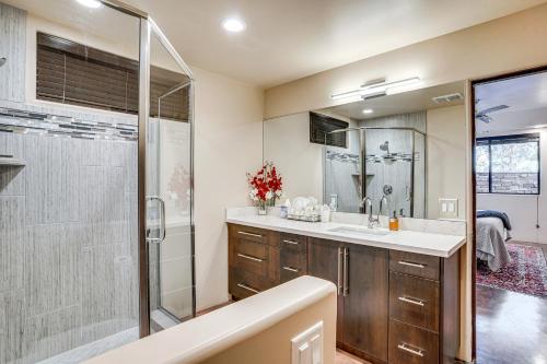 Modern Sedona Studio with Patio Walk to Trails! - image 14