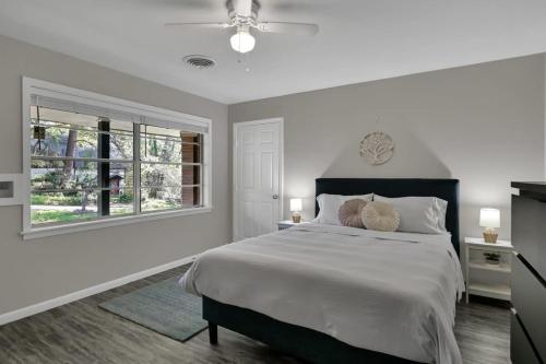 The Huge Home I Next 2 SHSU I Sleeps 16 I PingPong in Huntsville, USA