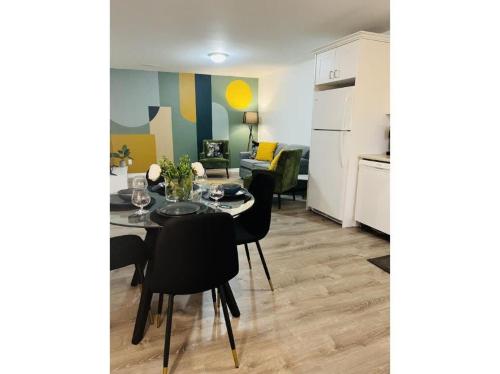 The Artistry I Sled In & Sled Out I Riverside I TV in แบนครอฟท์ (ออนตาริโอ)