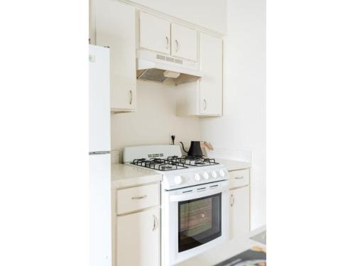 The Yonder I Close to Downtown I Sleep 5 I Kitchen in Austin, USA