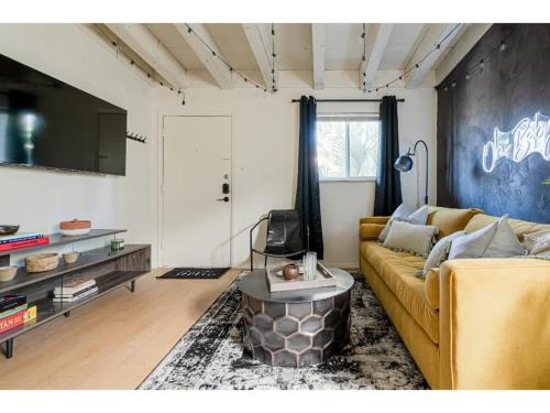 The Yonder I Close to Downtown I Sleep 5 I Kitchen in Austin, USA