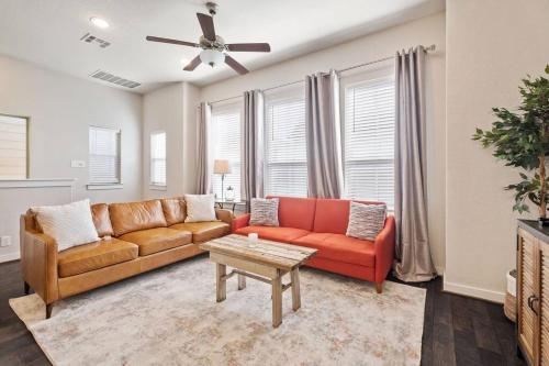 NEW! The Courtland, 2 Car Garage near Witte Múzeum