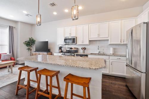 NEW! The Courtland, 2 Car Garage near Witte Múzeum