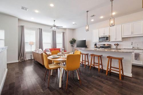 NEW! The Courtland, 2 Car Garage near Witte Múzeum