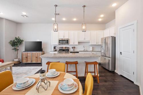 NEW! The Courtland, 2 Car Garage near Witte Múzeum