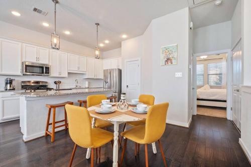 NEW! The Courtland, 2 Car Garage near Witte Múzeum