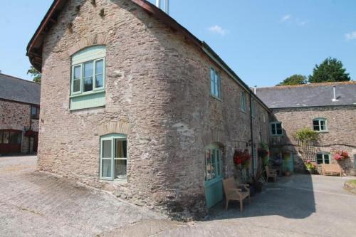 Cosy Cottage Huge Garden w Lake BBQs & Seating