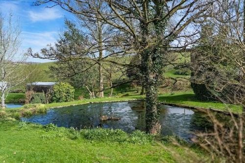 Cosy Cottage Huge Garden w Lake BBQs & Seating