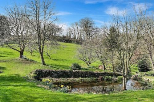 Cosy Cottage Huge Garden w Lake BBQs & Seating