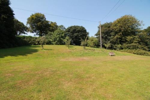 Cosy Cottage Huge Garden w Lake BBQs & Seating