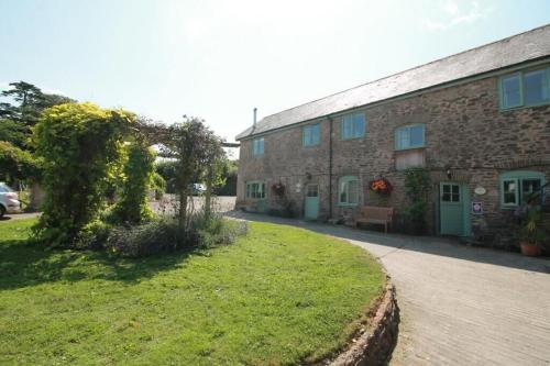 Cosy Cottage Huge Garden w Lake BBQs & Seating