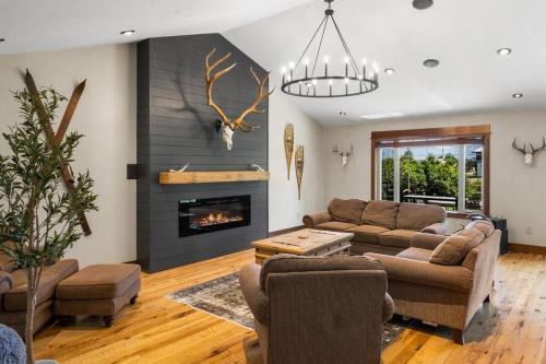 Sleep 14! Hot tub, Indoor Pickleball & Basketball Court in Belgrade, USA
