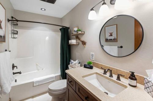Sleep 14! Hot tub, Indoor Pickleball & Basketball Court in Belgrade, USA