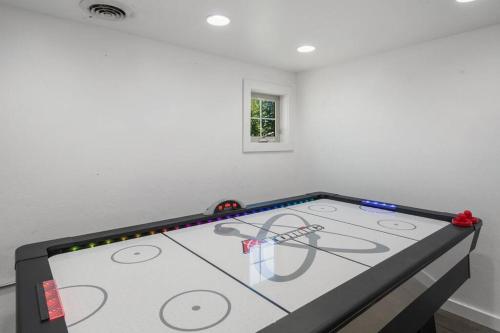 Sleep 14! Hot tub, Indoor Pickleball & Basketball Court in Belgrade, USA
