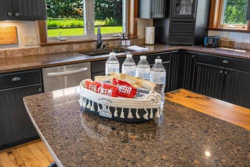 Sleep 14! Hot tub, Indoor Pickleball & Basketball Court in Belgrade, USA