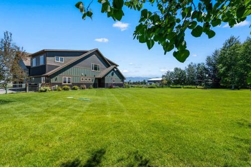 Sleep 14! Hot tub, Indoor Pickleball & Basketball Court in Belgrade, USA