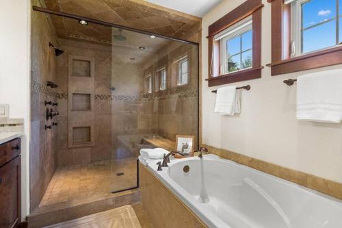 Sleep 14! Hot tub, Indoor Pickleball & Basketball Court in Belgrade, USA