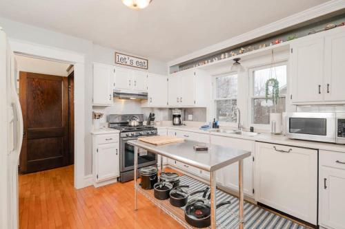 Character Home on Harney - 3 bedroom 2 bath in Oshkosh, USA