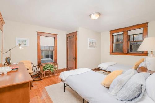 Character Home on Harney - 3 bedroom 2 bath in Oshkosh, USA