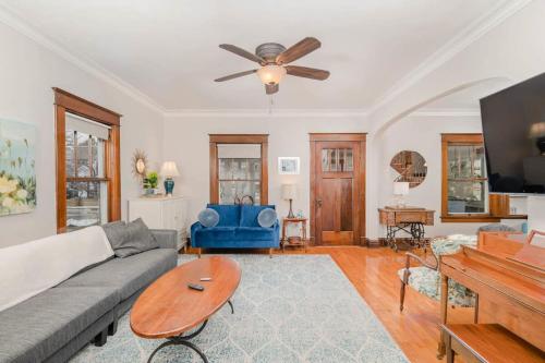 Character Home on Harney - 3 bedroom 2 bath in Oshkosh, USA