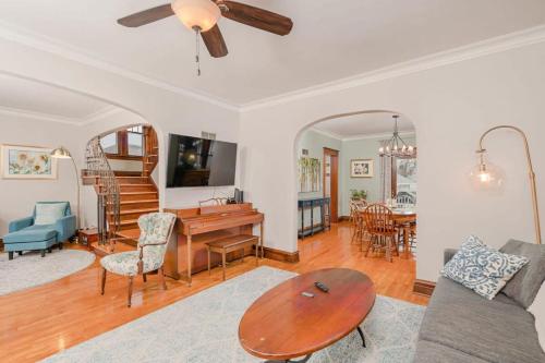 Character Home on Harney - 3 bedroom 2 bath in Oshkosh, USA