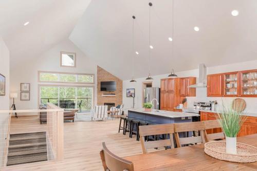 Brand New-Close to Dunes Cave Point and Clark Lake-Dog Friendly in Jacksonport, USA