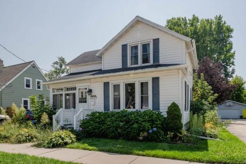 Home Away from Home off College Avenue in Appleton, USA