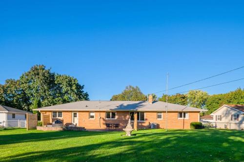 10 houses from Lambeau Field-Walk to the game