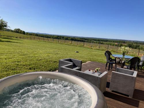 Périgourdine avec spa et vue gîte à louer Malveyrein